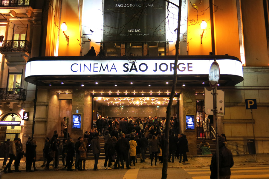 Entrada do Cinema São Jorge cheia de pessoas