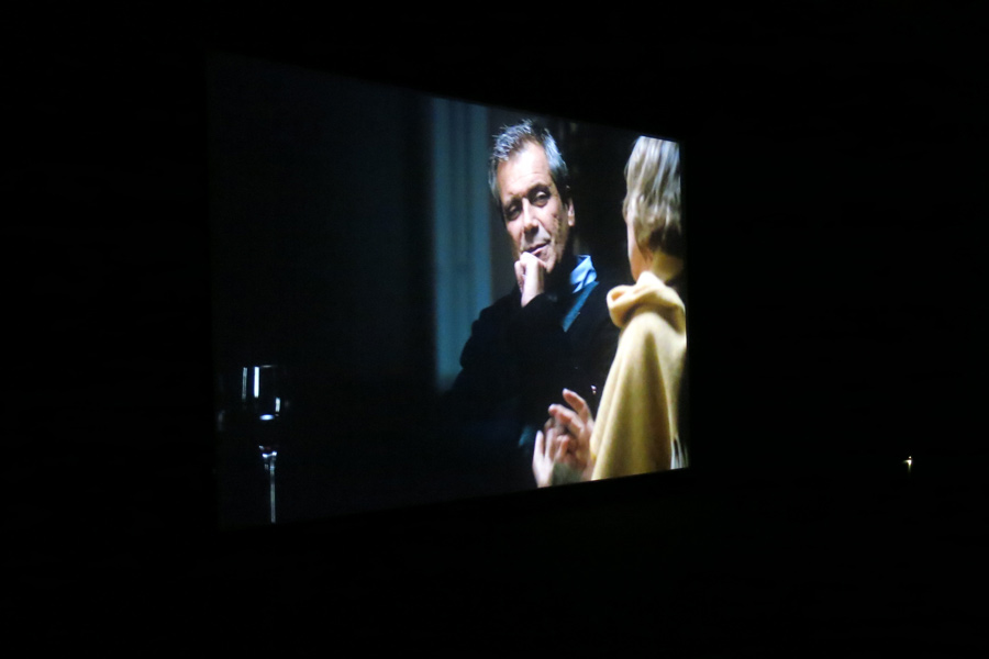 imagem da tela de projecção da sala principal do Cinema São Jorge a mostrar o arquitecto Manuel Aires Mateus