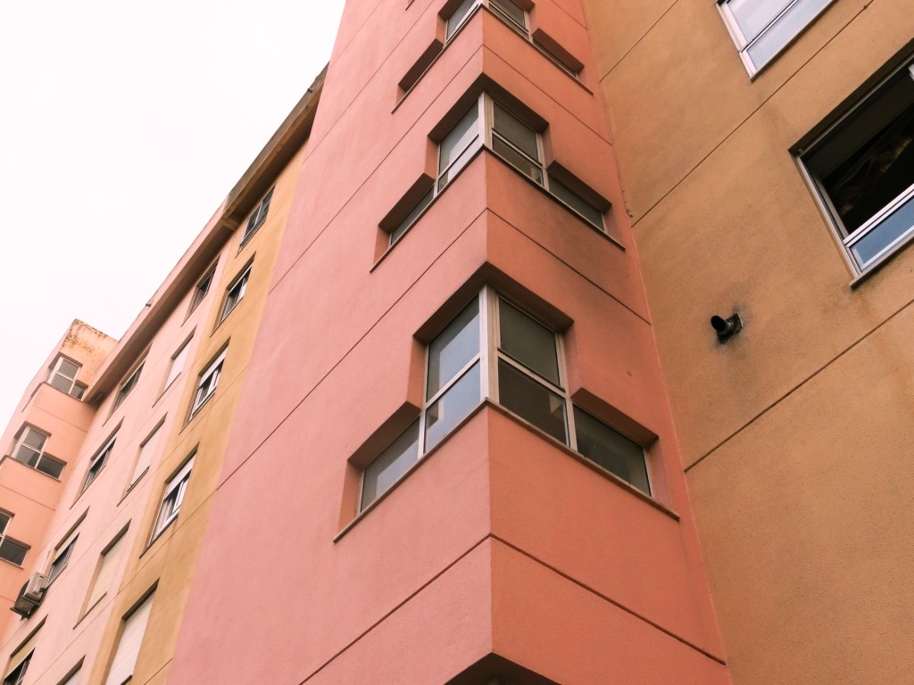 Vista aproximada da fachada cor-de-rosa